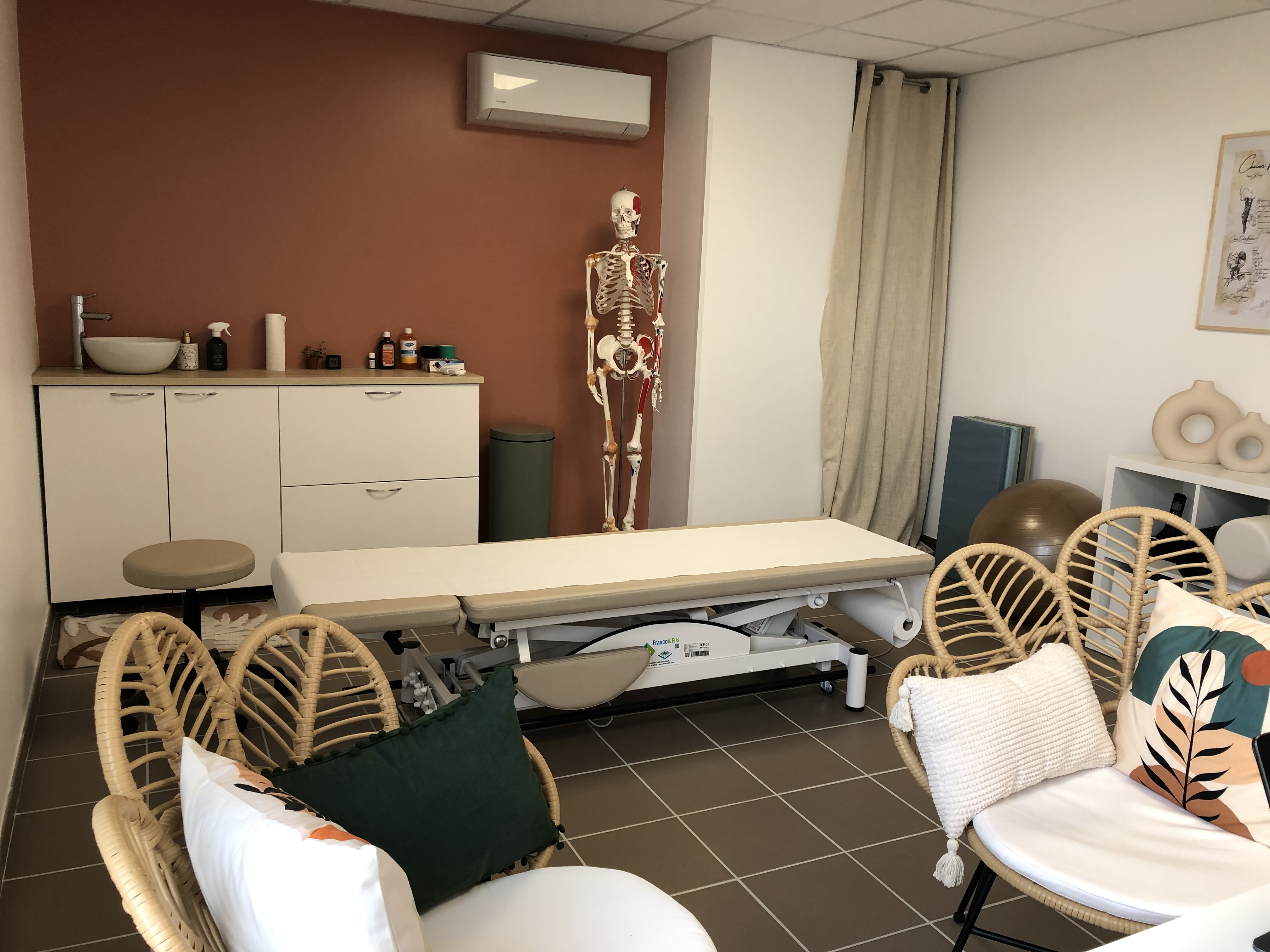 Le cabinet d'ostéopathie de Clélia Sellier à Nanteuil-le-Haudouin, fauteuils en rotin