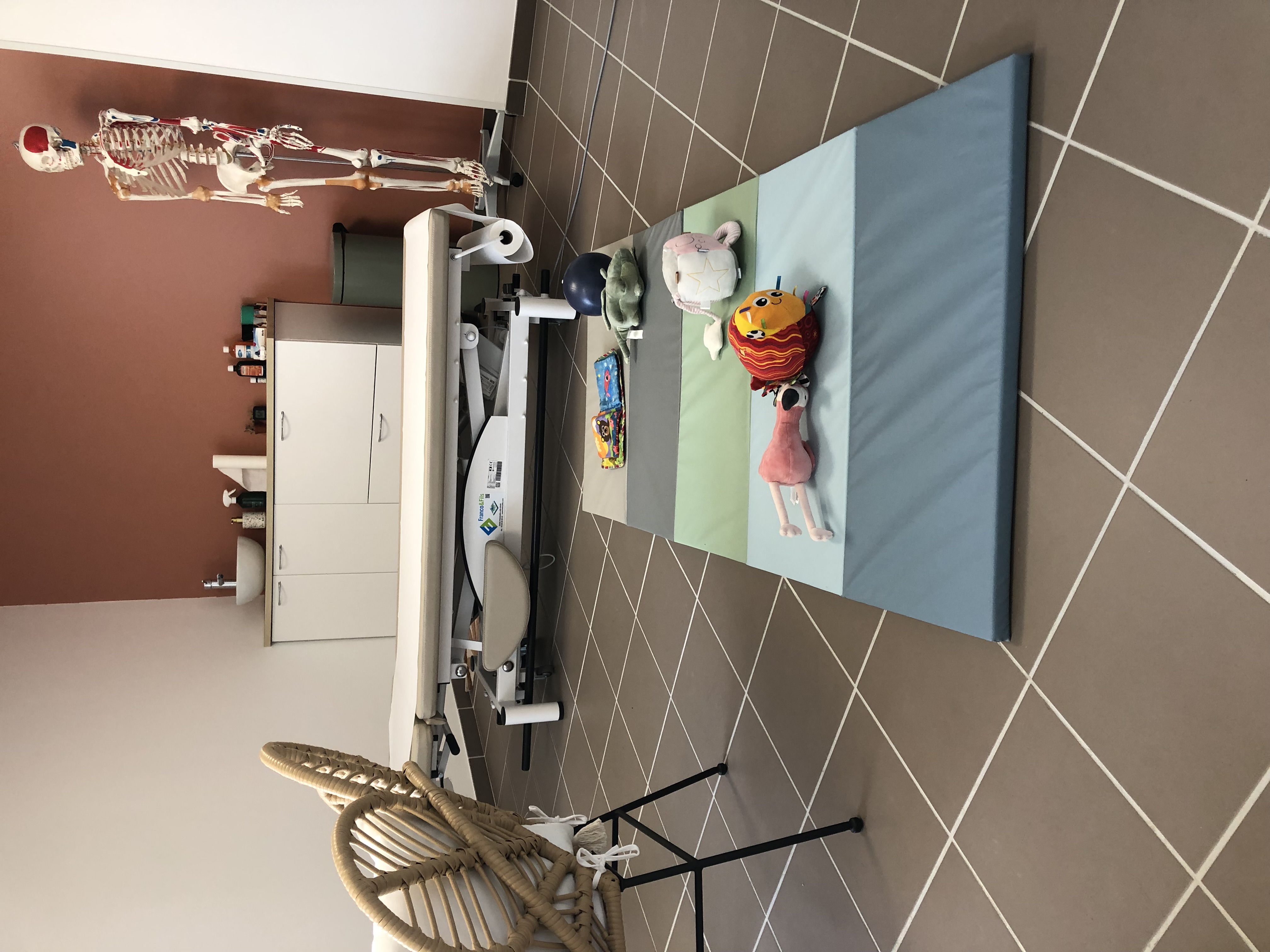 Espace bébé avec tapis d'éveil pour l'ostéopathie du nourrisson
